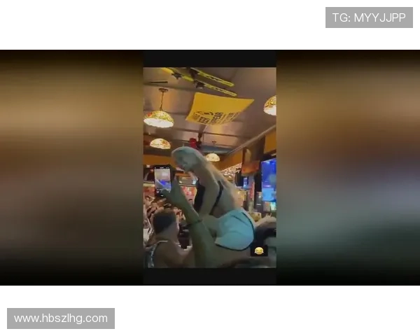 世界杯的女球迷（世界杯女球迷掀起球衣无码）世界杯体育论坛